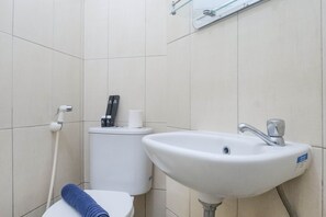Room | Bathroom | Shower, free toiletries, towels - Best Value & Clean Studio Room Apartment at Pavilion Permata 2 (Surabaya)