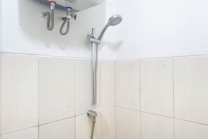 Kamar | Kamar mandi | Shower, perlengkapan mandi gratis,  dan handuk