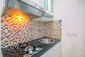 Habitación | Cocina privada | Frigorífico, placa de cocina y utensilios de cocina