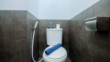 Room | Bathroom | Shower, free toiletries, towels