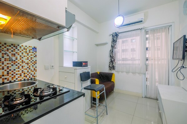 Habitación | Cocina privada | Refrigerador, parrilla de estufa y utensilios de cocina 