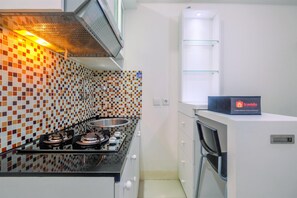 Habitación | Cocina privada | Refrigerador, parrilla de estufa y utensilios de cocina 