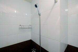 Habitación | Baño | Ducha, artículos de higiene personal gratuitos y toallas