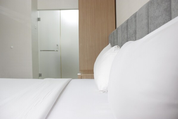Room | 3 bedrooms, free WiFi, bed sheets - Deluxe & Cozy 3BR at Gateway Pasteur Apartment (Cimahi)