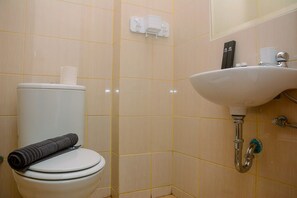 Room | Bilik Mandi | Pancuran mandi, kelengkapan dandanan diri percuma, tuala disediakan 