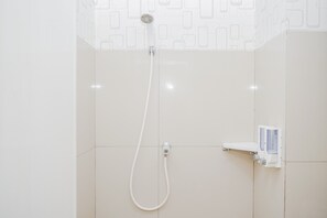 Kamer | Badkamer | Een douche, gratis toiletartikelen, handdoeken