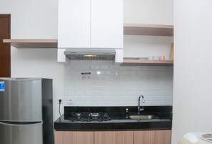Habitación | Cocina privada | Frigorífico, microondas, placa de cocina y utensilios de cocina