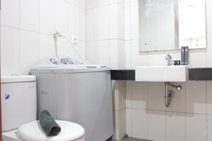 Habitación | Baño | Regadera, amenidades de baño gratuitas, toallas 
