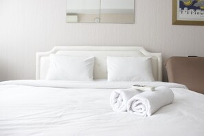 Room | Bed sheets - Bright Studio Room at Dago Suites Apartment near ITB (Bandung)