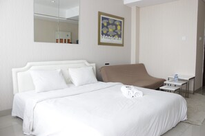 Room | Bed sheets - Bright Studio Room at Dago Suites Apartment near ITB (Bandung)