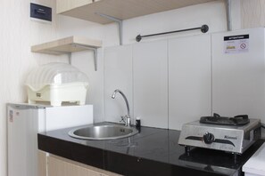 Quarto | Cozinha privada | Geladeira, cooktop, talheres/pratos/utensílios de cozinha