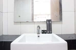 Quarto | Banheiro | Chuveiro, produtos de toalete grátis, toalhas de banho