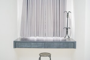 Free WiFi, bed sheets - Chic Studio at Baileys Apartment (South Tangerang)