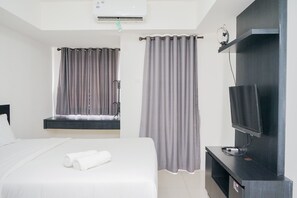 Free WiFi, bed sheets - Chic Studio at Baileys Apartment (South Tangerang)