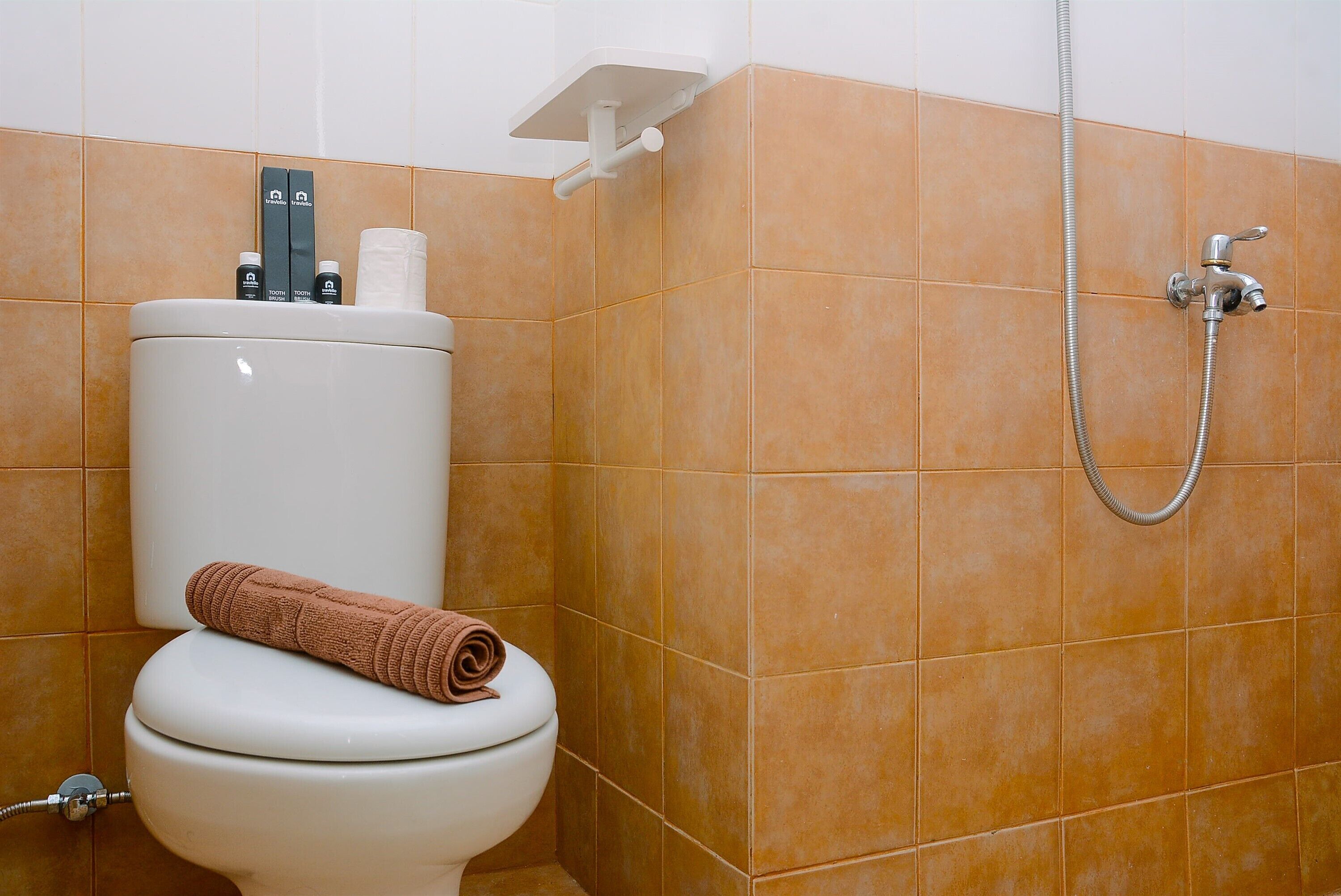 Ducha, artículos de tocador gratuitos, toallas