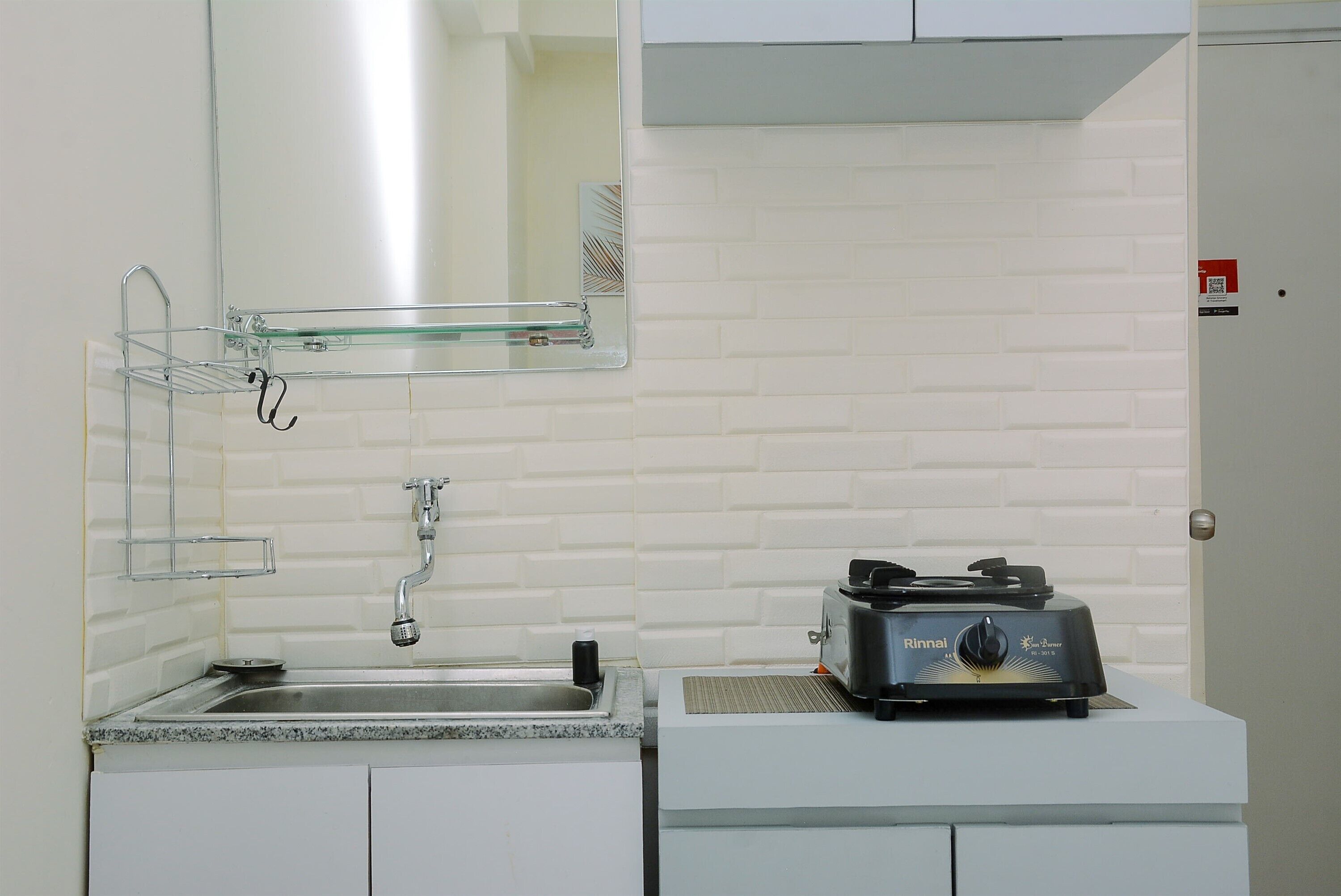 Refrigerador, placa de cocina, utensilios de cocina