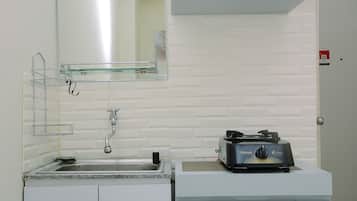 Habitación | Cocina privada | Frigorífico, placa de cocina y utensilios de cocina