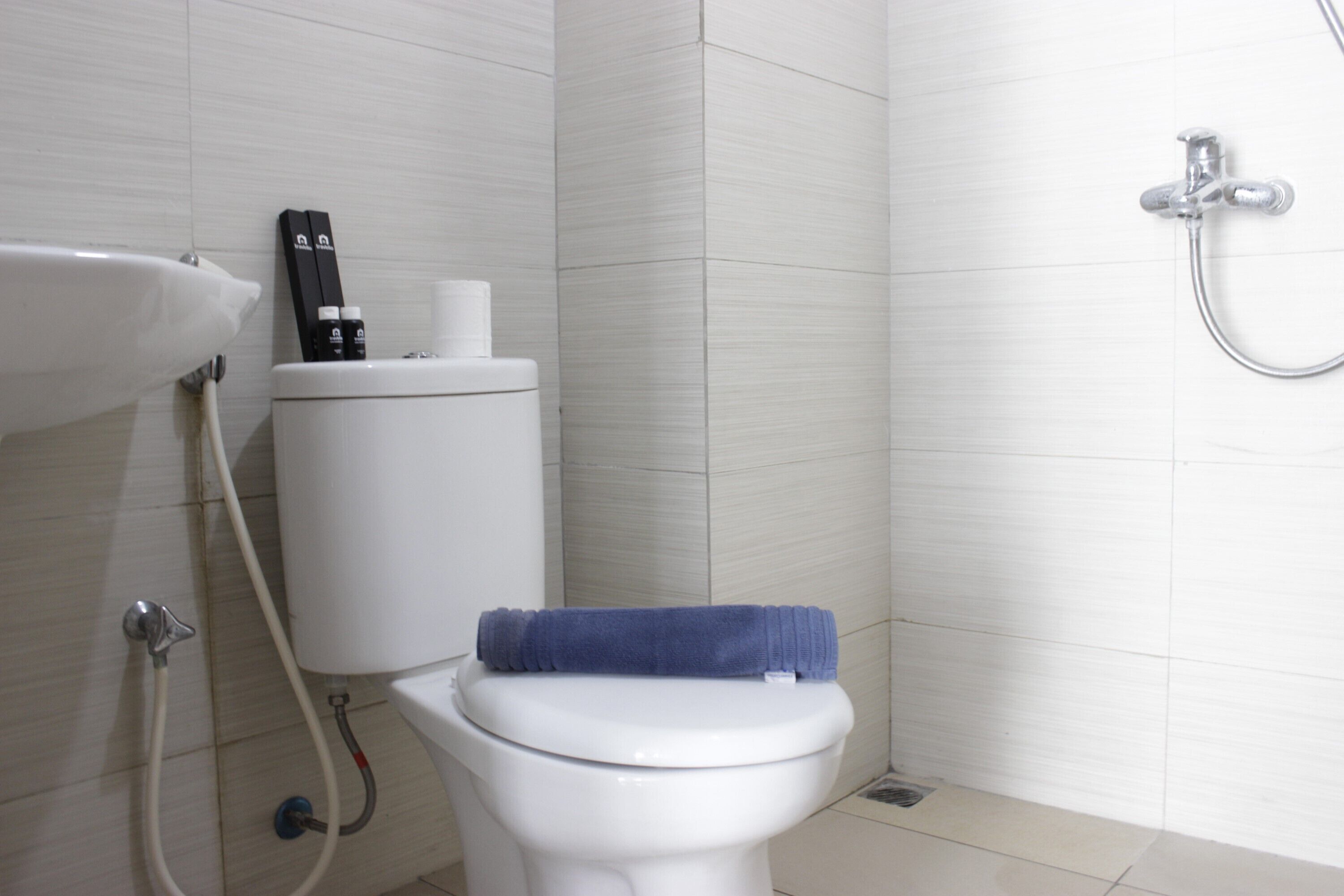 Kamer | Badkamer | Een douche, gratis toiletartikelen, handdoeken