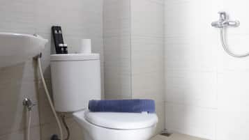 Kamer | Badkamer | Een douche, gratis toiletartikelen, handdoeken
