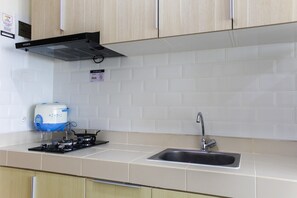 Room | Private kitchen | Fridge, stovetop, dishwasher, cookware/dishes/utensils - Cozy Studio B Residence Apartment (Pagedangan)