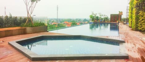 Una piscina al aire libre