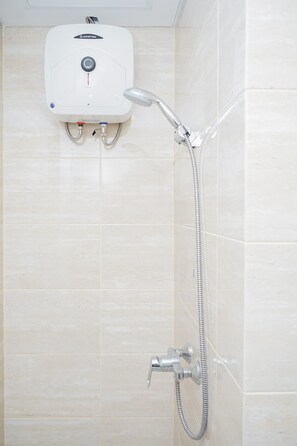 Quarto | Banheiro | Chuveiro, produtos de toalete grátis, toalhas de banho 