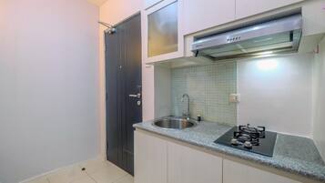 Room | Private kitchen | Fridge, stovetop, cookware/dishes/utensils