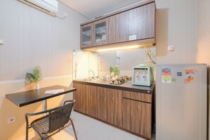 Room | Private kitchen | Fridge, stovetop, cookware/dishes/utensils - Good Choice Studio Nifarro Park Apartment (Jakarta)