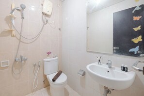 Ducha, artículos de tocador gratuitos, toallas