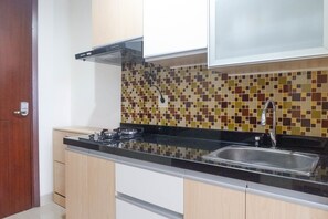 Habitación | Cocina privada | Frigorífico, placa de cocina y utensilios de cocina