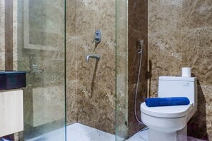 Habitación | Baño | Ducha, artículos de higiene personal gratuitos y toallas