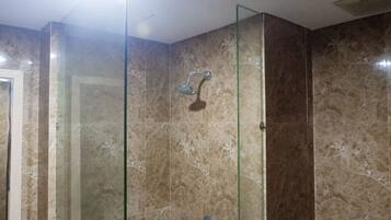 Habitación | Baño | Ducha, artículos de higiene personal gratuitos y toallas