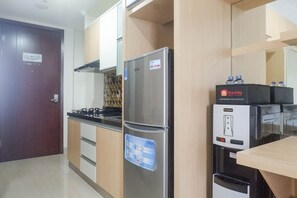 Habitación | Cocina privada | Frigorífico, placa de cocina y utensilios de cocina