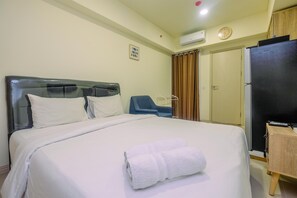Room | Free WiFi, bed sheets - Comfort and Strategic Studio Meikarta Apartment (Cikarang)