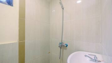Room | Bathroom | Shower, free toiletries, towels