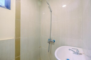Room | Bathroom | Shower, free toiletries, towels - Comfort and Strategic Studio Meikarta Apartment (Cikarang)