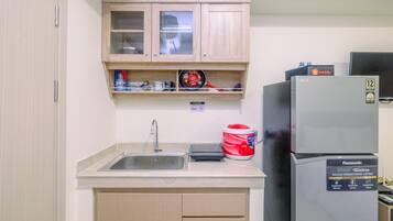 Habitación | Cocina privada | Refrigerador, parrilla de estufa y utensilios de cocina