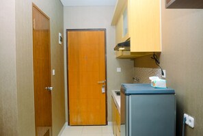 Habitación | Cocina privada | Refrigerador, parrilla de estufa y utensilios de cocina 