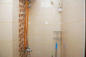 Kamer | Badkamer | Een douche, gratis toiletartikelen, handdoeken