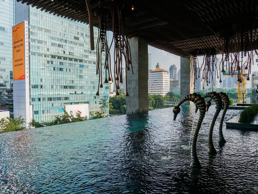 Una piscina al aire libre