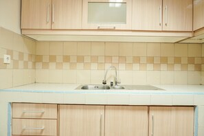 Private kitchen - Spacious and Good 3BR Pangeran Jayakarta Apartment (Jakarta)
