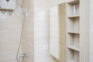 Quarto | Banheiro | Chuveiro, produtos de toalete grátis, toalhas de banho 