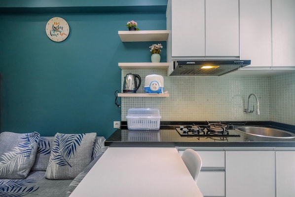 Fridge, stovetop, dishwasher, cookware/dishes/utensils