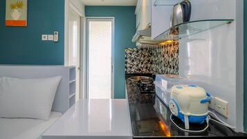 Habitación | Cocina privada | Frigorífico, placa de cocina, lavavajillas y utensilios de cocina