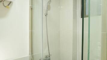 Room | Bathroom | Shower, free toiletries, towels