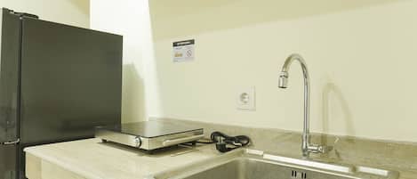 Room | Private kitchen | Fridge, stovetop, cookware/dishes/utensils