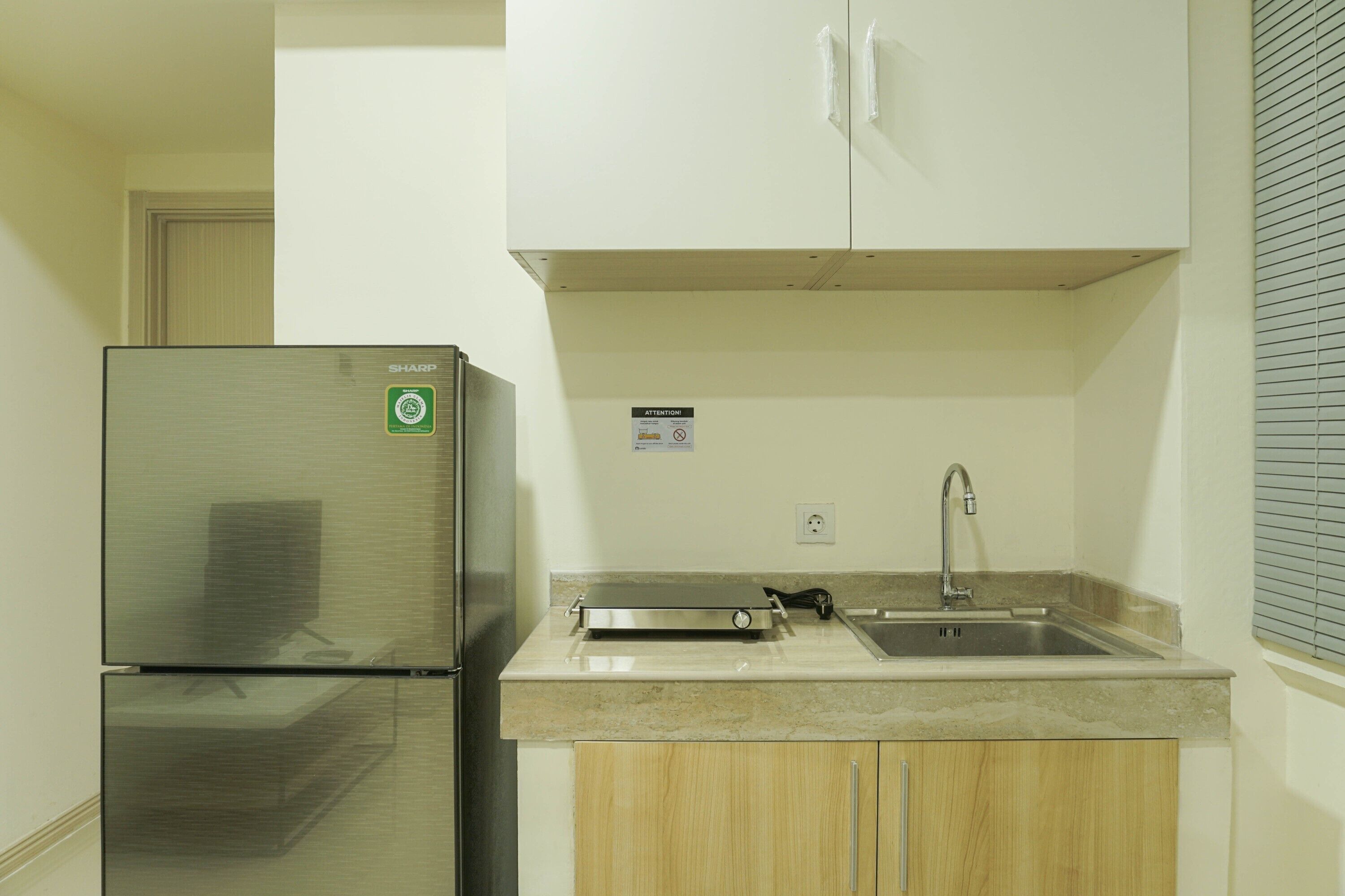 Refrigerador, placa de cocina, utensilios de cocina