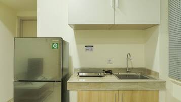 Refrigerador, placa de cocina, utensilios de cocina