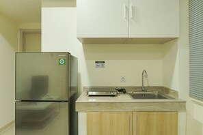 Zimmer | Eigene Küche | Kühlschrank, Herdplatte, Kochgeschirr/Geschirr/Besteck