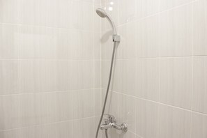 Ducha, artículos de tocador gratuitos, toallas